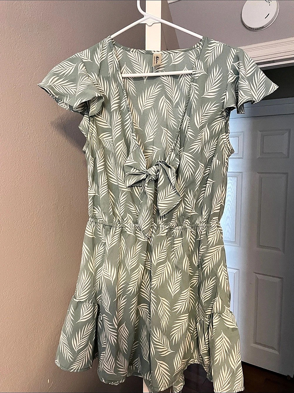 Mahina (Hawaii brand) Leaf Print Mini Romper in light green & white, Size: Small